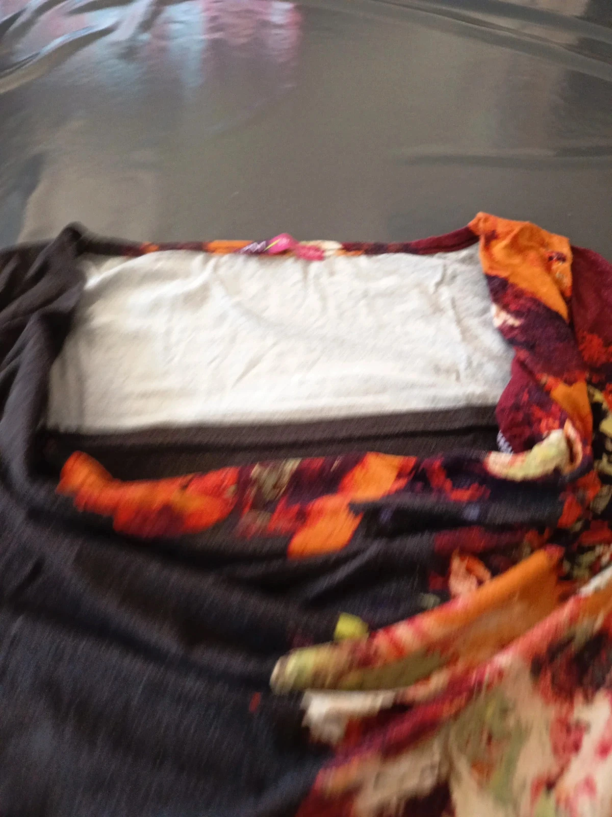Camiseta burdeos con flores – photo 5